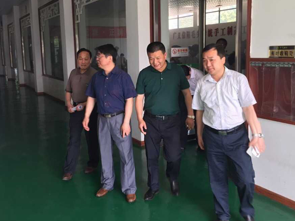 市農(nóng)工委領(lǐng)導(dǎo)廣義茶印象園參觀考察紅茶生產(chǎn)情況