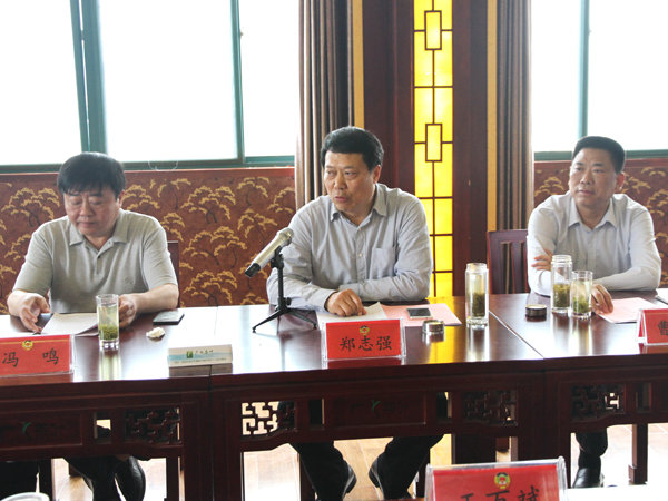 市政協(xié)領(lǐng)導(dǎo)及區(qū)領(lǐng)導(dǎo)在廣義茶印象園召開座談會