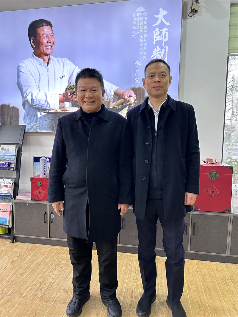 2025年1月23日上午，信陽市委常務(wù)副市長秦保健來公司看望一線全國勞模李廣義